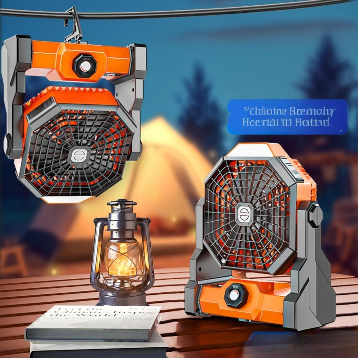 Zwei orangefarbene Ventilatoren mit schwarzen Gittern und eine Laterne auf einem Tisch. Ein Buch ist im Vordergrund.