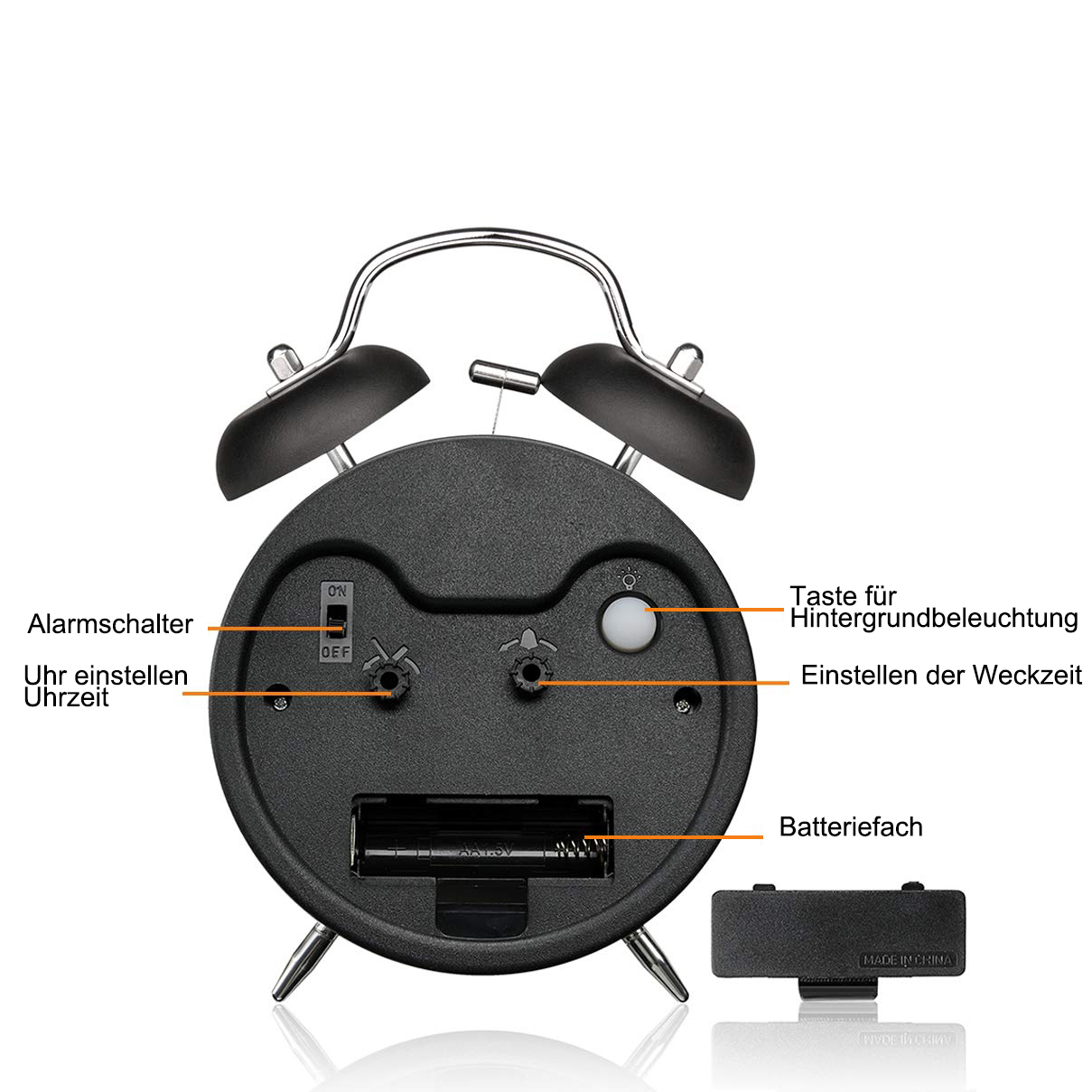 Die Rückseite eines schwarzen Weckers mit beschrifteten Knöpfen und einem Batteriefach. Made in China ist geschrieben.