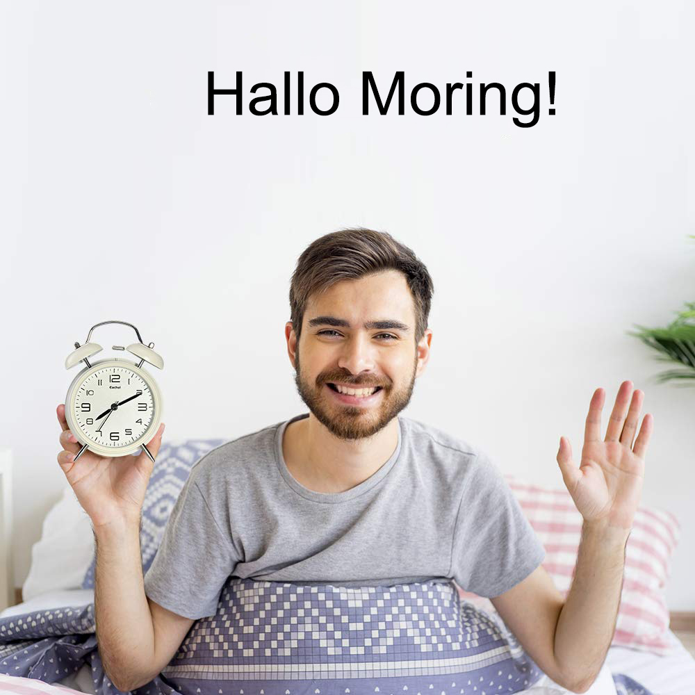 Ein Mann im Bett, der einen weißen Wecker hält und winkt, mit den Worten 'Hallo Moring!' über ihm.