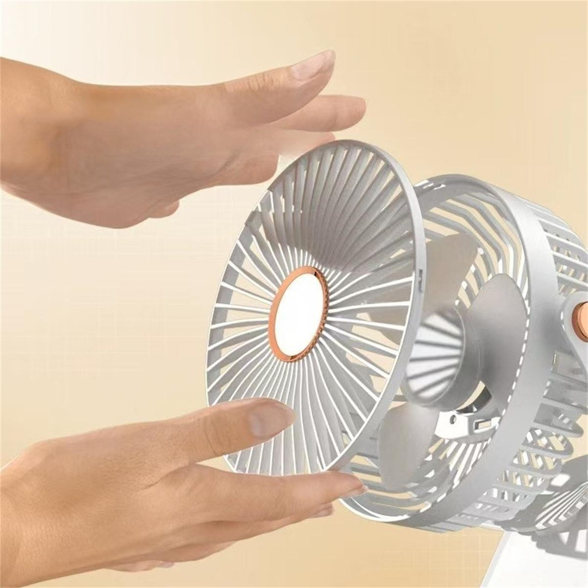 Hände interagieren mit einem weißen, mehrblättrigen Ventilator mit kupferfarbenem Zentrum.