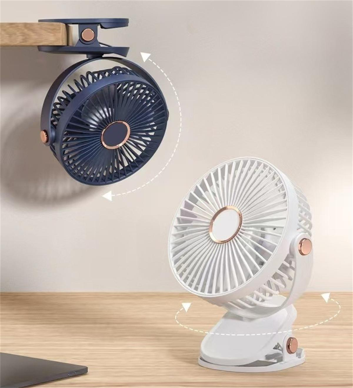Zwei Ventilatoren: einer dunkelblau und einer weiß. Beide haben einen Clip zur Befestigung. Die Ventilatoren stehen auf einem Holztisch.