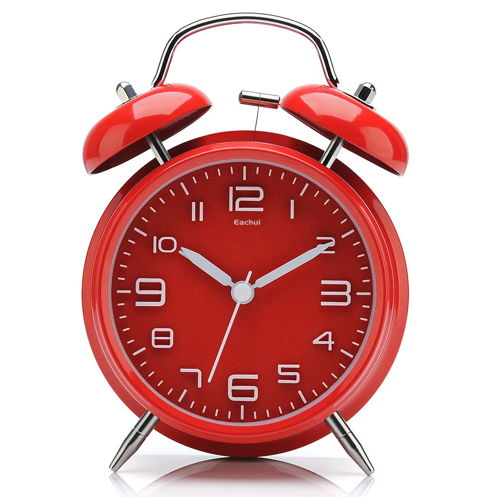Roter Wecker mit weißen Zahlen, Zeigern und Glocken. Die Uhr steht auf einer weißen Oberfläche.