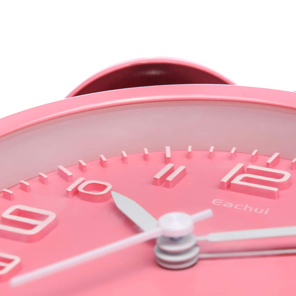 Nahaufnahme eines rosa Weckerzifferblatts, das die Zahlen 9, 10, 11 und 12 mit den Zeigern zeigt.