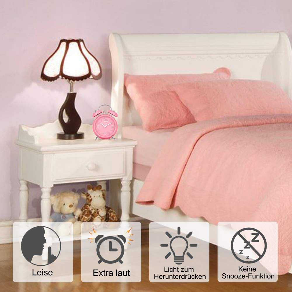 Ein pinkfarbener Wecker auf einem weißen Nachttisch neben einem Bett mit rosa Bettwäsche. Textetiketten sind unten.