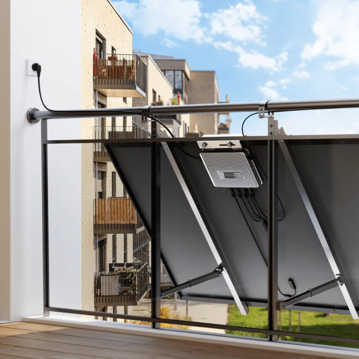 Solarpaneele auf einem Balkon mit Blick auf Gebäude und Himmel.