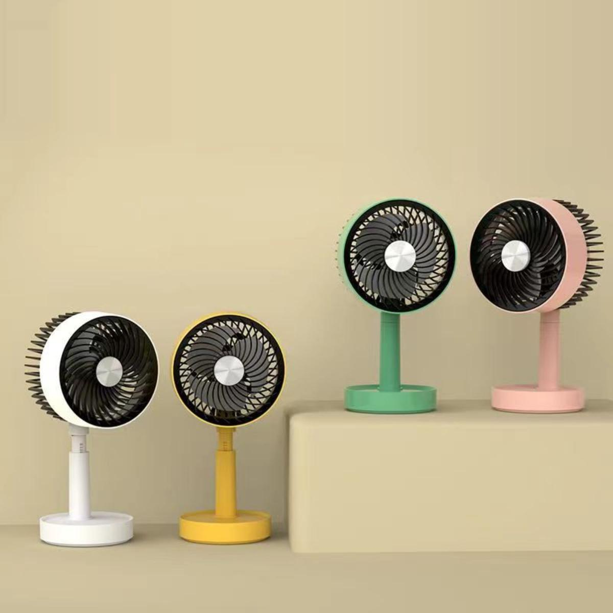 Vier kleine Ventilatoren in verschiedenen Farben auf einer Plattform.