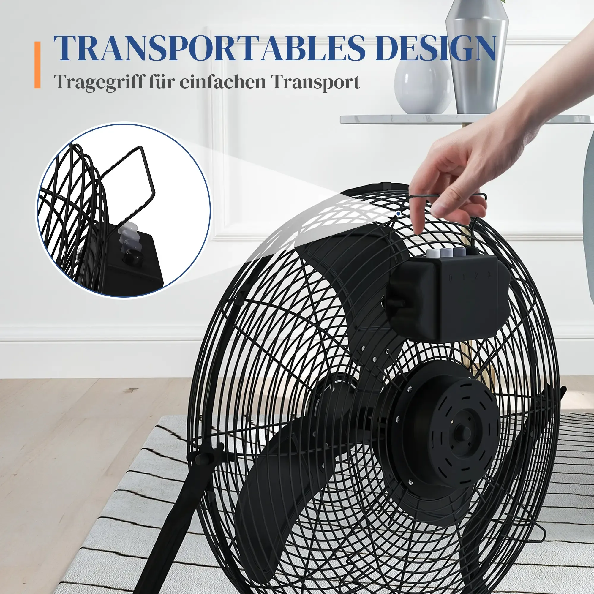 Schwarzer Ventilator mit Metallkäfig. Eine Hand zieht einen Griff hoch. Der Ventilator steht auf einem gestreiften Teppich.
