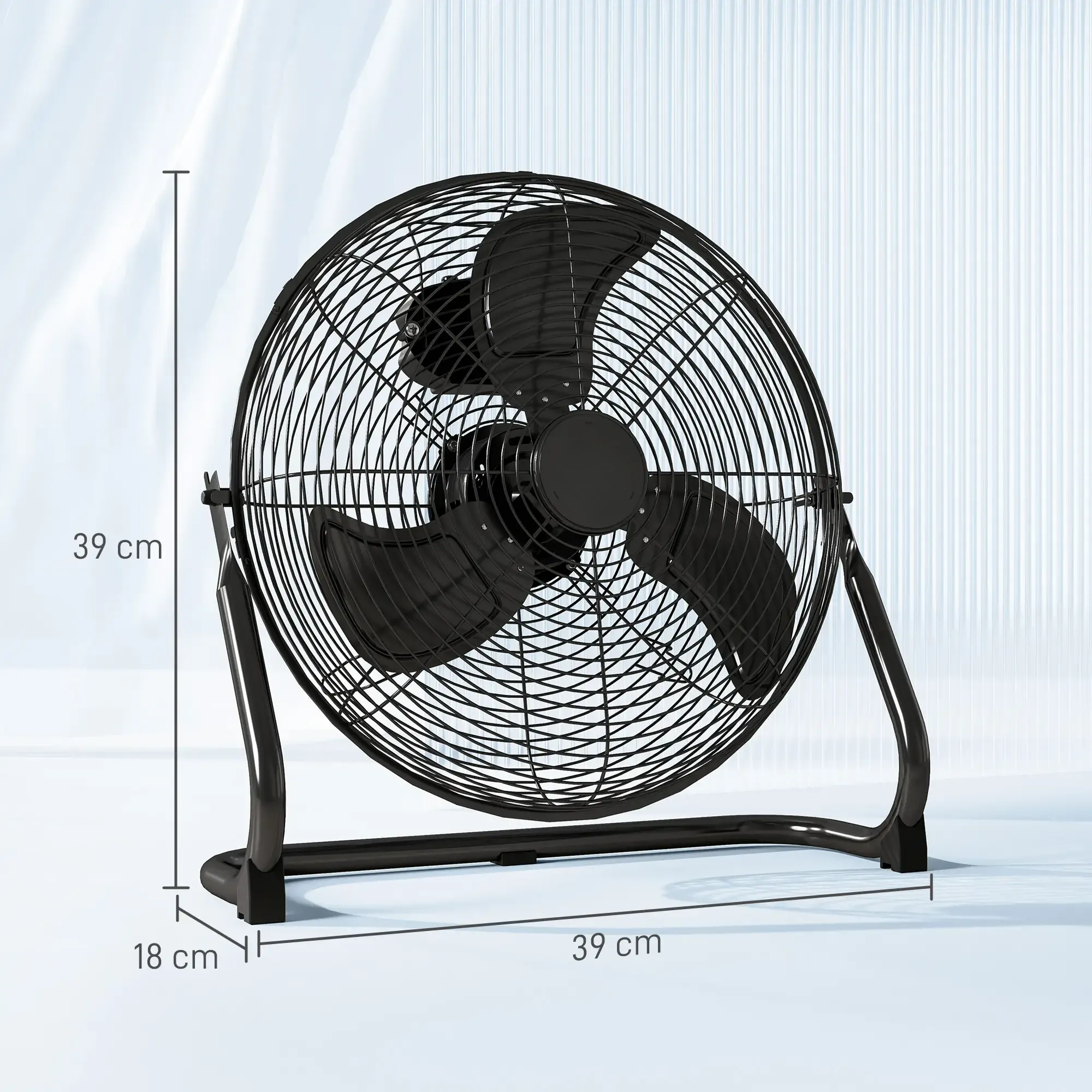 Schwarzer Metallventilator mit Käfig, auf einem schwarzen Ständer. Er ist 39 cm breit und hoch.