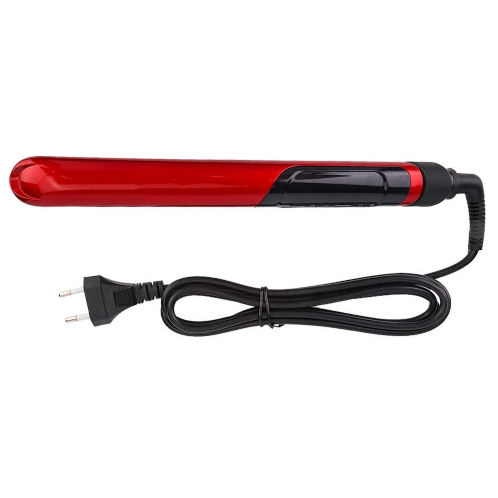 Rotes Glätteisen mit schwarzem Kabel und Stecker. Weißer Hintergrund.