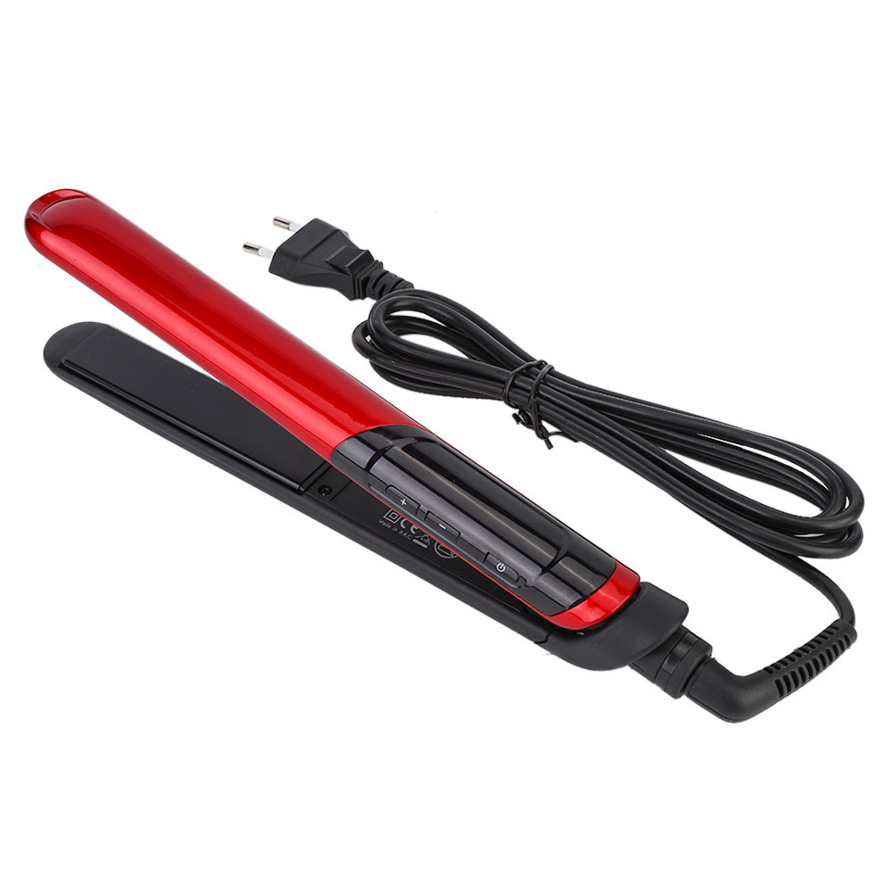 Rotes Glätteisen, offen, mit schwarzen Platten. Schwarzes Kabel und Stecker. Weißer Hintergrund.