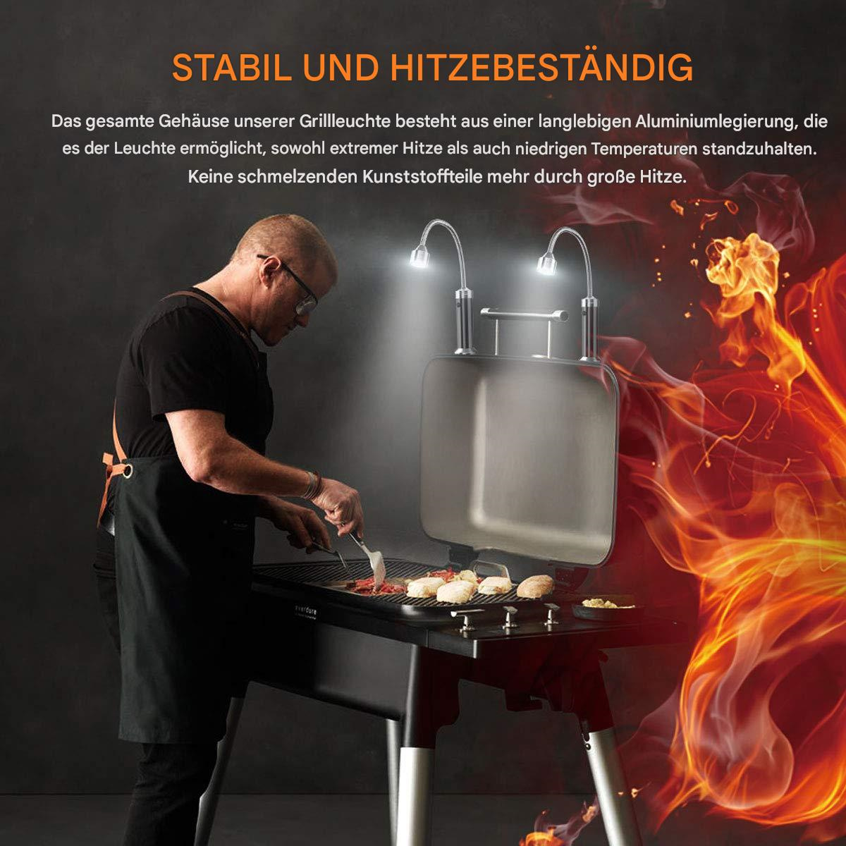 Ein Mann grillt Essen auf einem schwarzen Grill unter hellen Lichtern. Flammen im Hintergrund mit Text oben.
