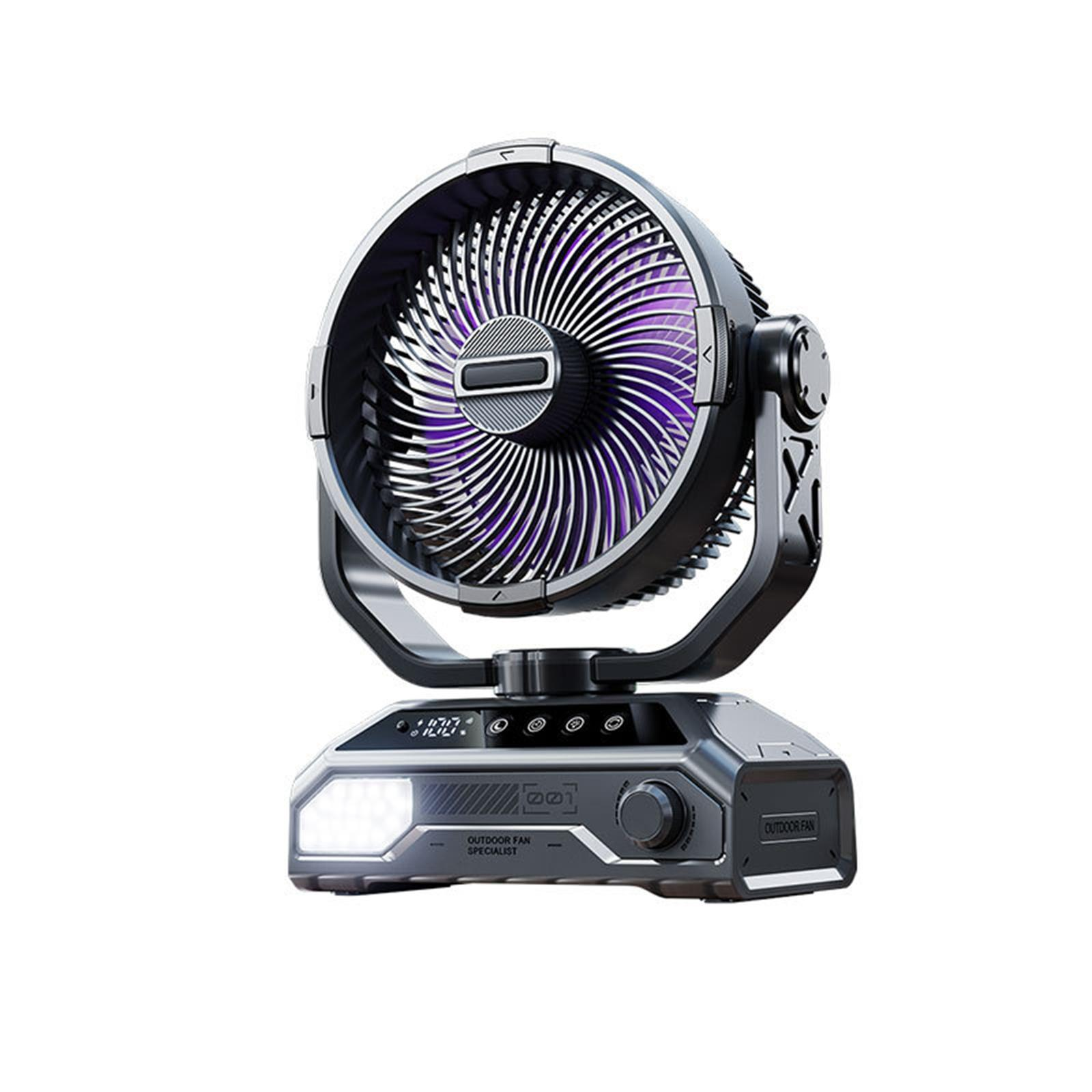 Ein schwarzer Ventilator mit Digitalanzeige, der auf einem Sockel steht. Der Hintergrund ist Natur.