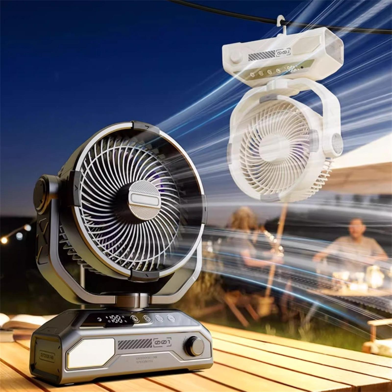 Tragbarer Ventilator mit schwarzem und grauem Design, auf einem Holztisch. Ein weiterer Ventilator hängt darüber.