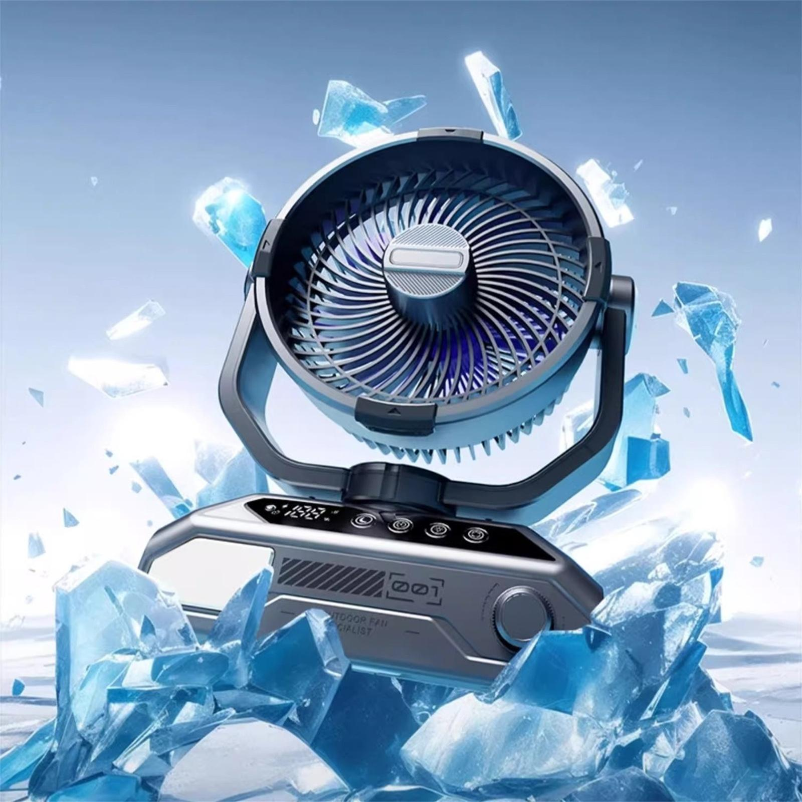 Ein moderner, schwarzer Ventilator umgeben von Eissplittern mit Digitalanzeige und Drehknopf auf weißem Hintergrund.