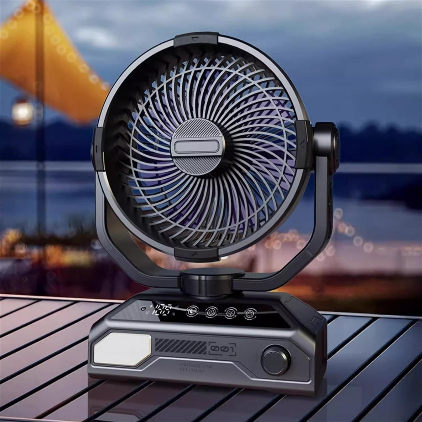 Ein schwarzer, moderner Ventilator mit Digitalanzeige und Drehknopf steht auf einem Tisch mit verschwommenem Hintergrund.