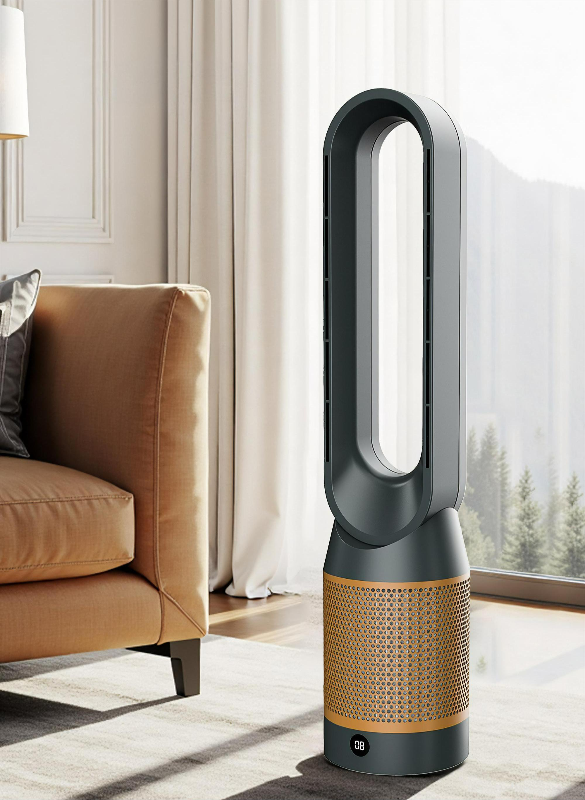 Ein hoher, grauer Ventilator mit goldfarbenem Gitter, der in der Nähe eines braunen Sofas steht.