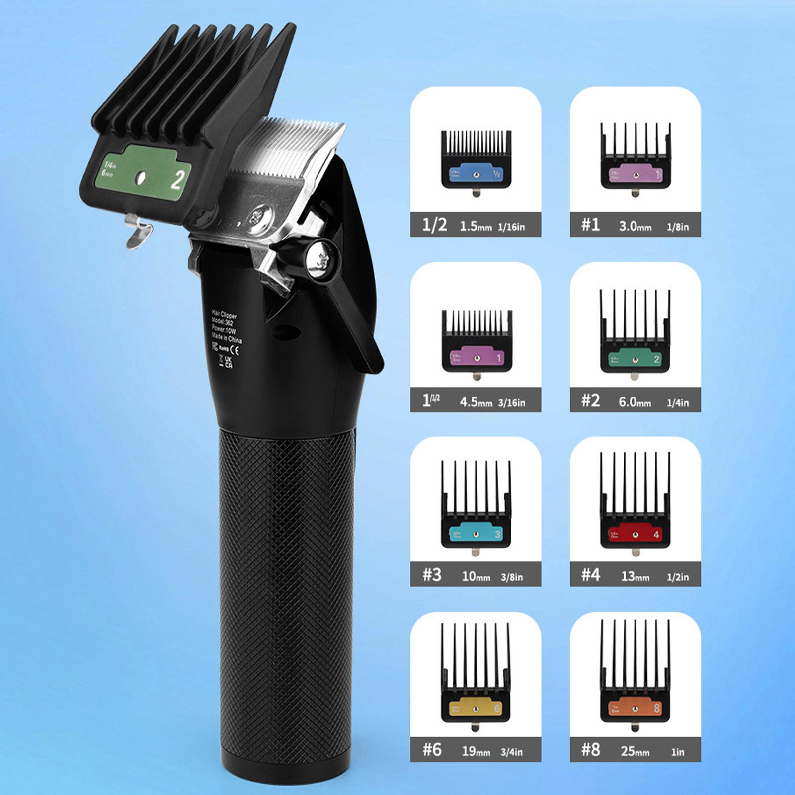 Eine schwarze Haarschneidemaschine mit mehreren Größenführungen für verschiedene Haarlängen, auf hellblauem Hintergrund.