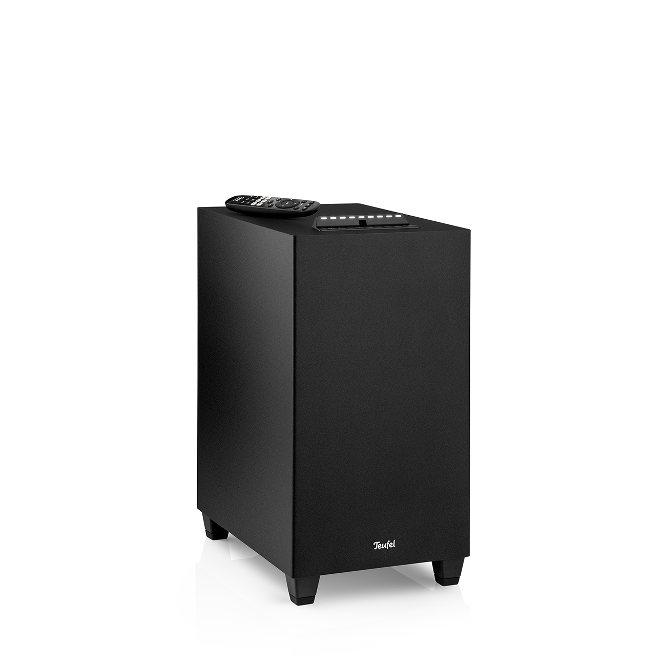 Ein schwarzer Subwoofer mit dem Markennamen 'Teufel' auf der Vorderseite und einer Fernbedienung oben.