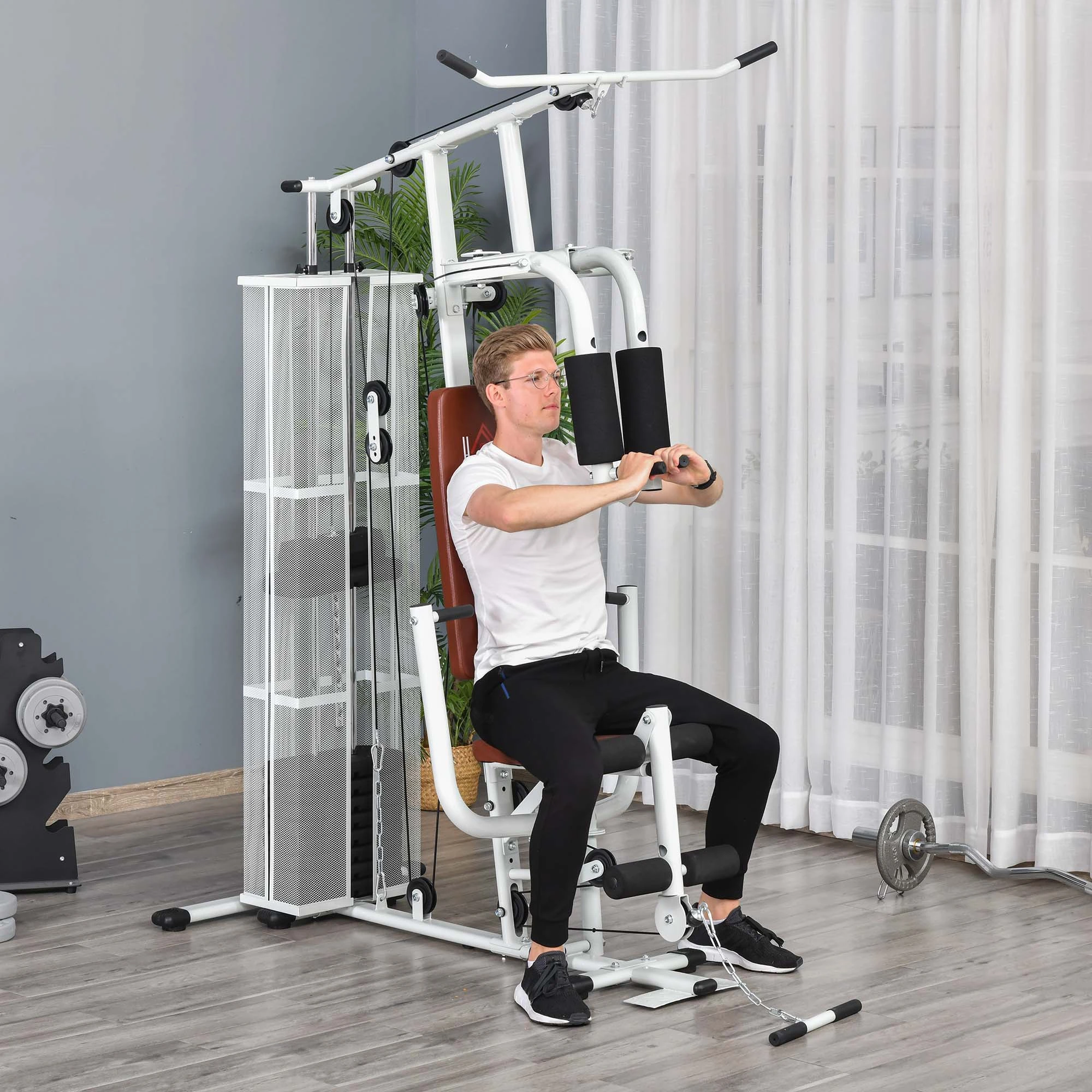 Ein Mann trainiert an einer weißen und braunen Heimtrainingsmaschine.