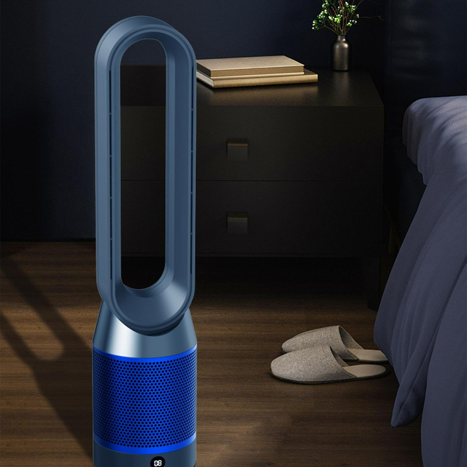 Blau-silberner Ventilator in einem Schlafzimmer, mit Nachttisch und Pantoffeln.