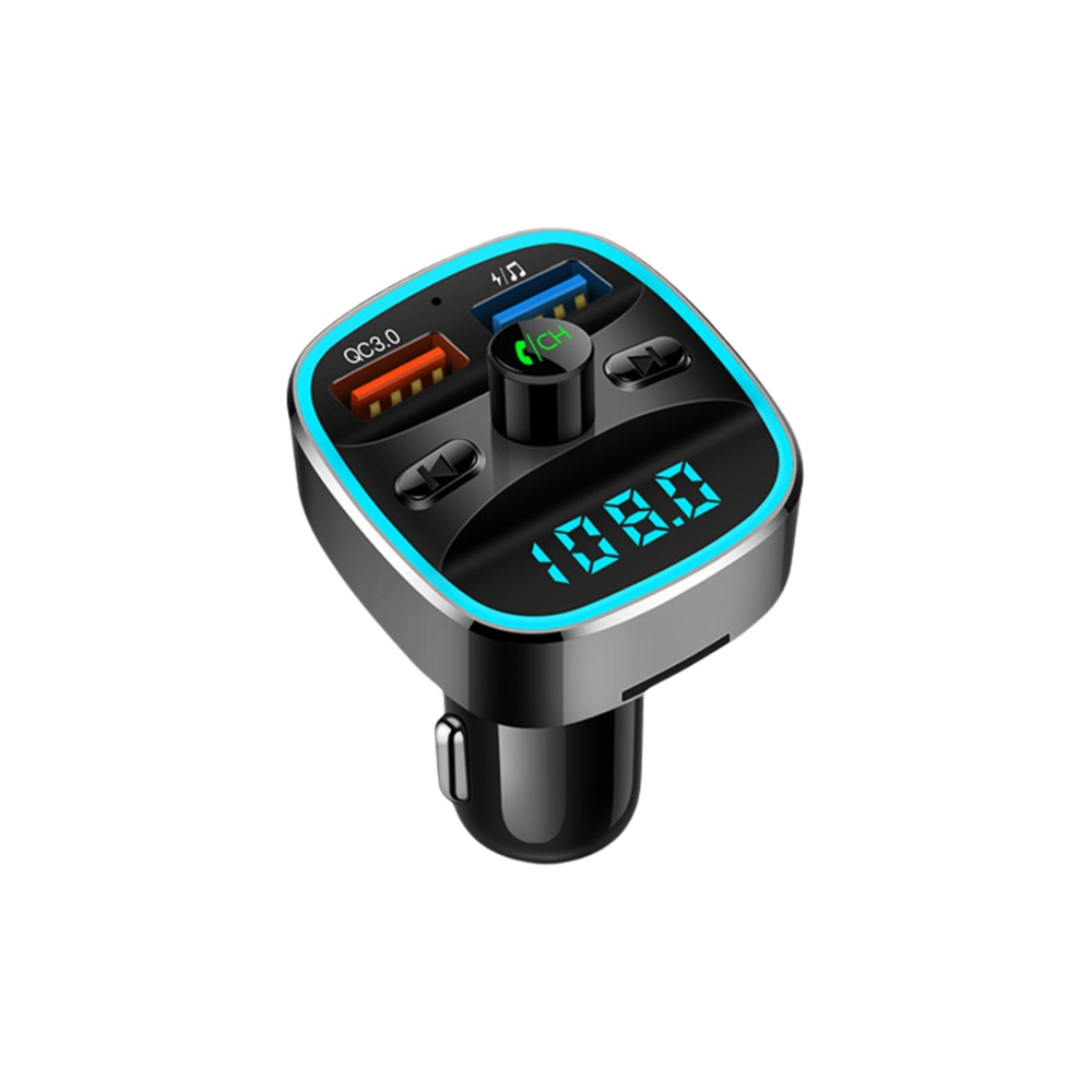 Schwarzes Autoladegerät mit USB-Anschlüssen und Digitalanzeige '108.0'. Blaue und orangefarbene Lichter.