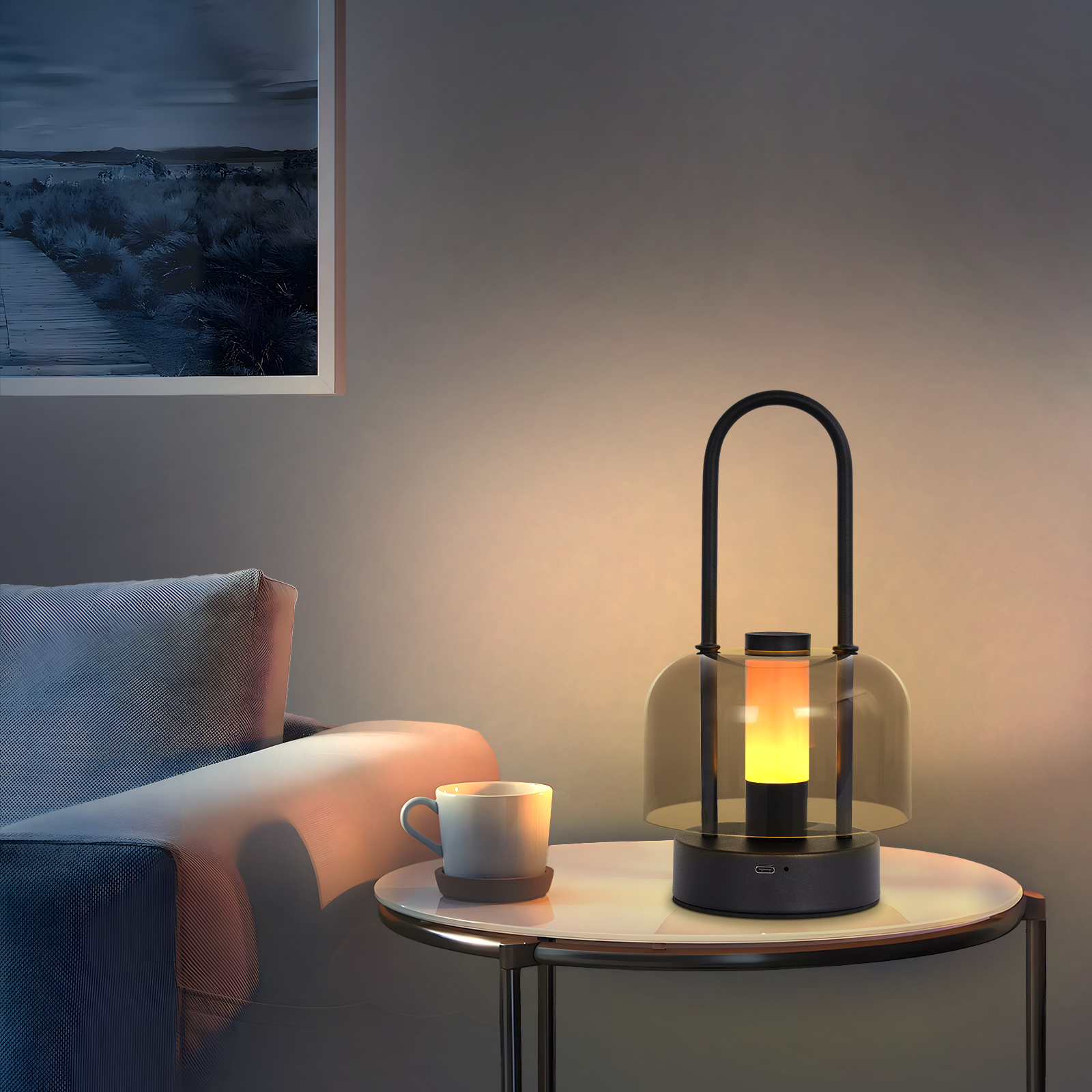Czarna latarnia ze świecącym płomieniem na stole obok kubka i obrazu.