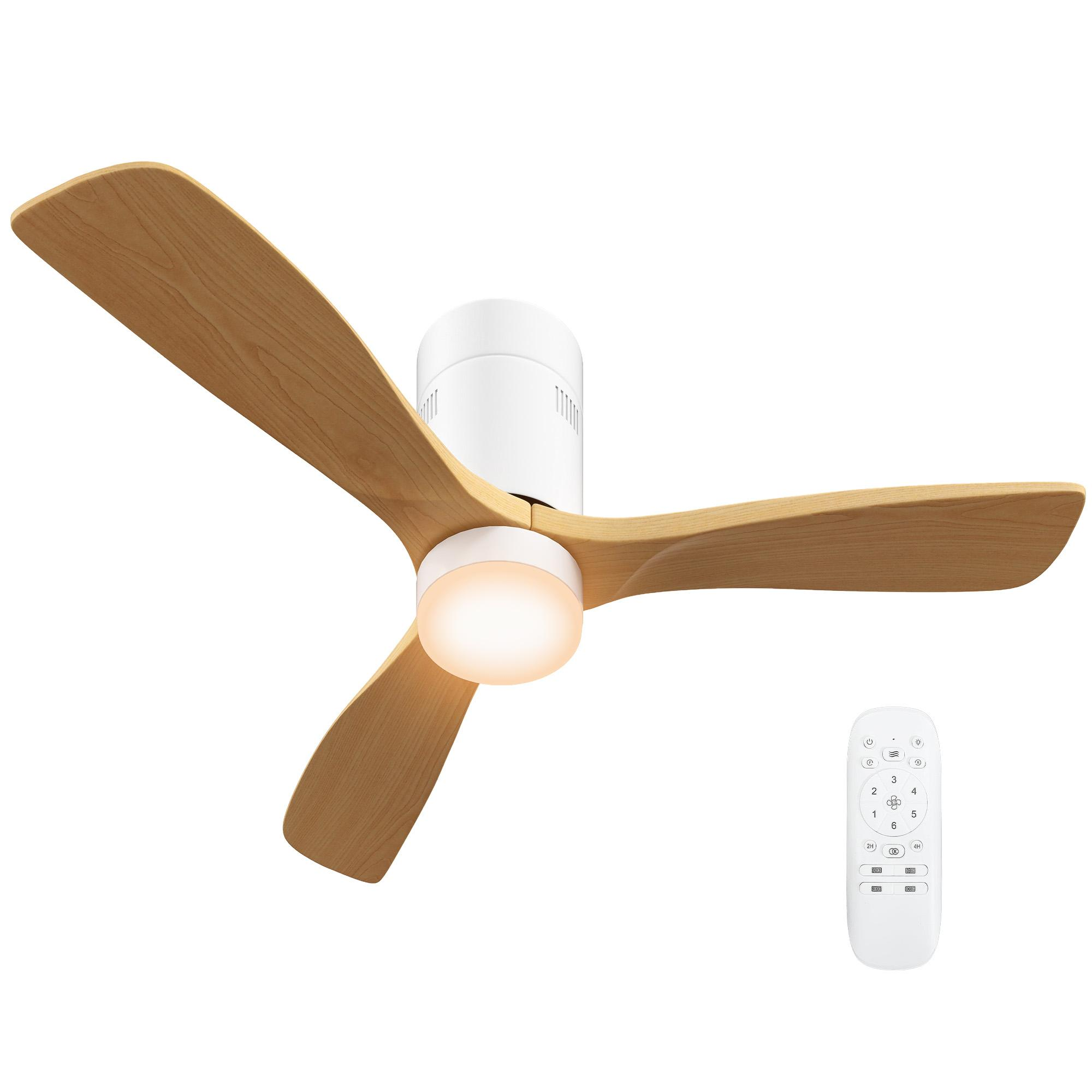 Ein weißer Deckenventilator mit drei Holzflügeln und einer Leuchte, mit einer Fernbedienung an der Seite.