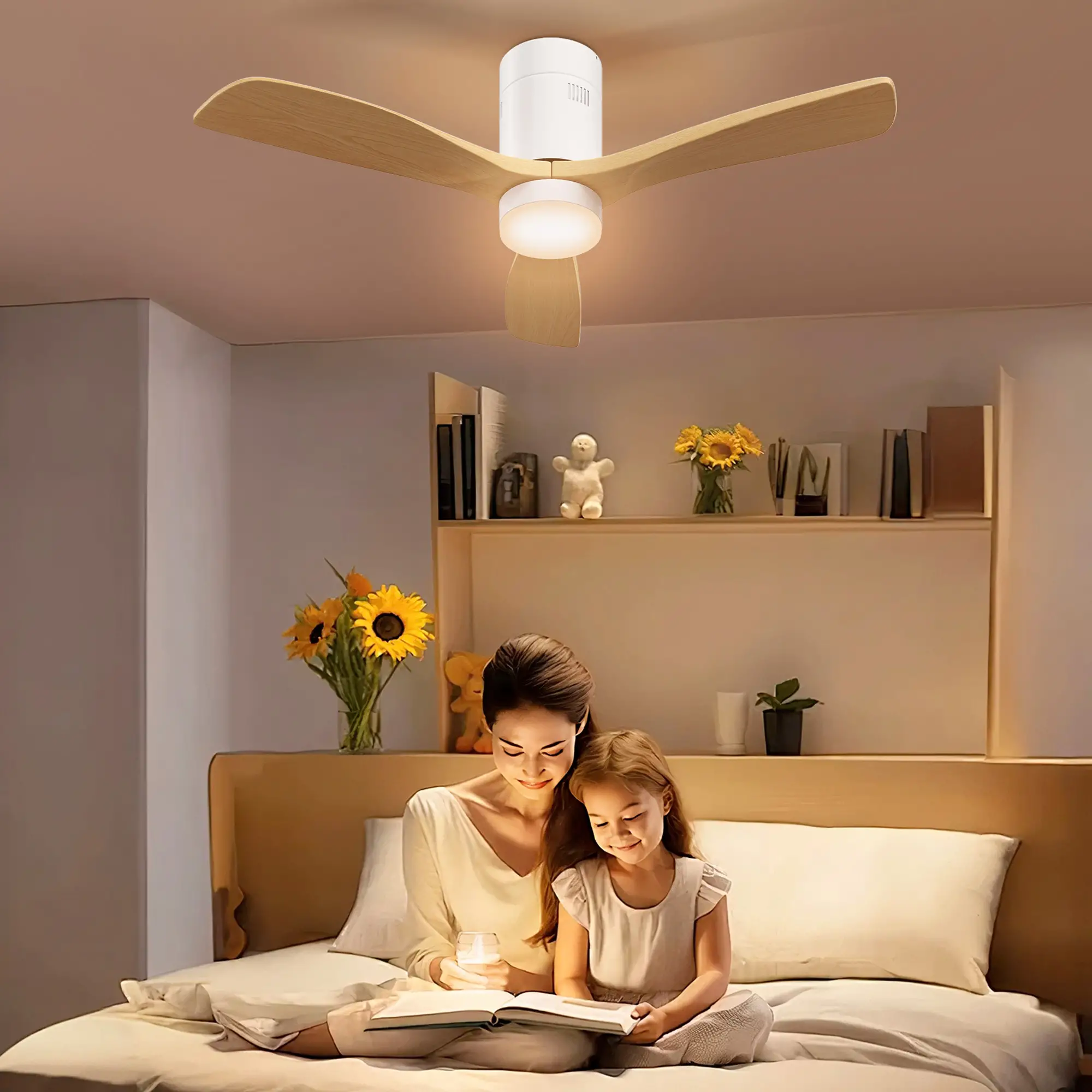 Eine Mutter und Tochter lesen ein Buch unter einem Deckenventilator in einem Schlafzimmer mit einem Regal.