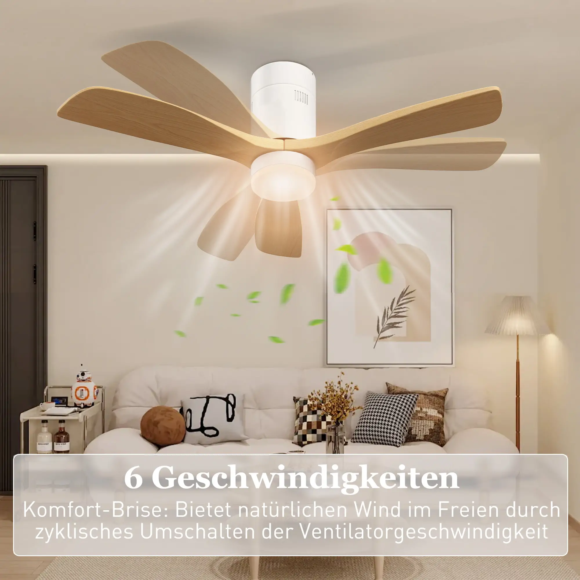Ein Deckenventilator mit Holzflügeln in einem Wohnzimmer, der seine sechs Geschwindigkeiten und den natürlichen Windeffekt zeigt.