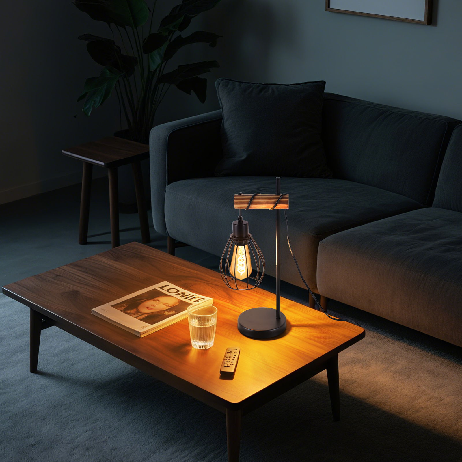 Lampa na drewnianym stole w salonie. Jest sofa, czasopismo i szklanka wody.