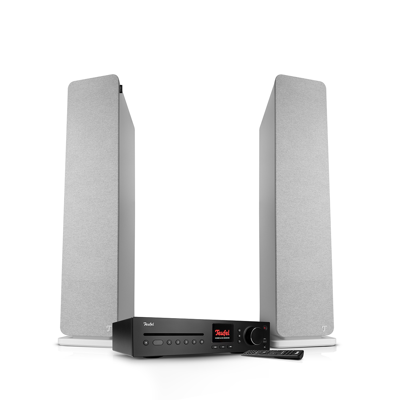 Twee hoge witte luidsprekers, een zwart audiosysteem en een afstandsbediening. Op witte achtergrond.