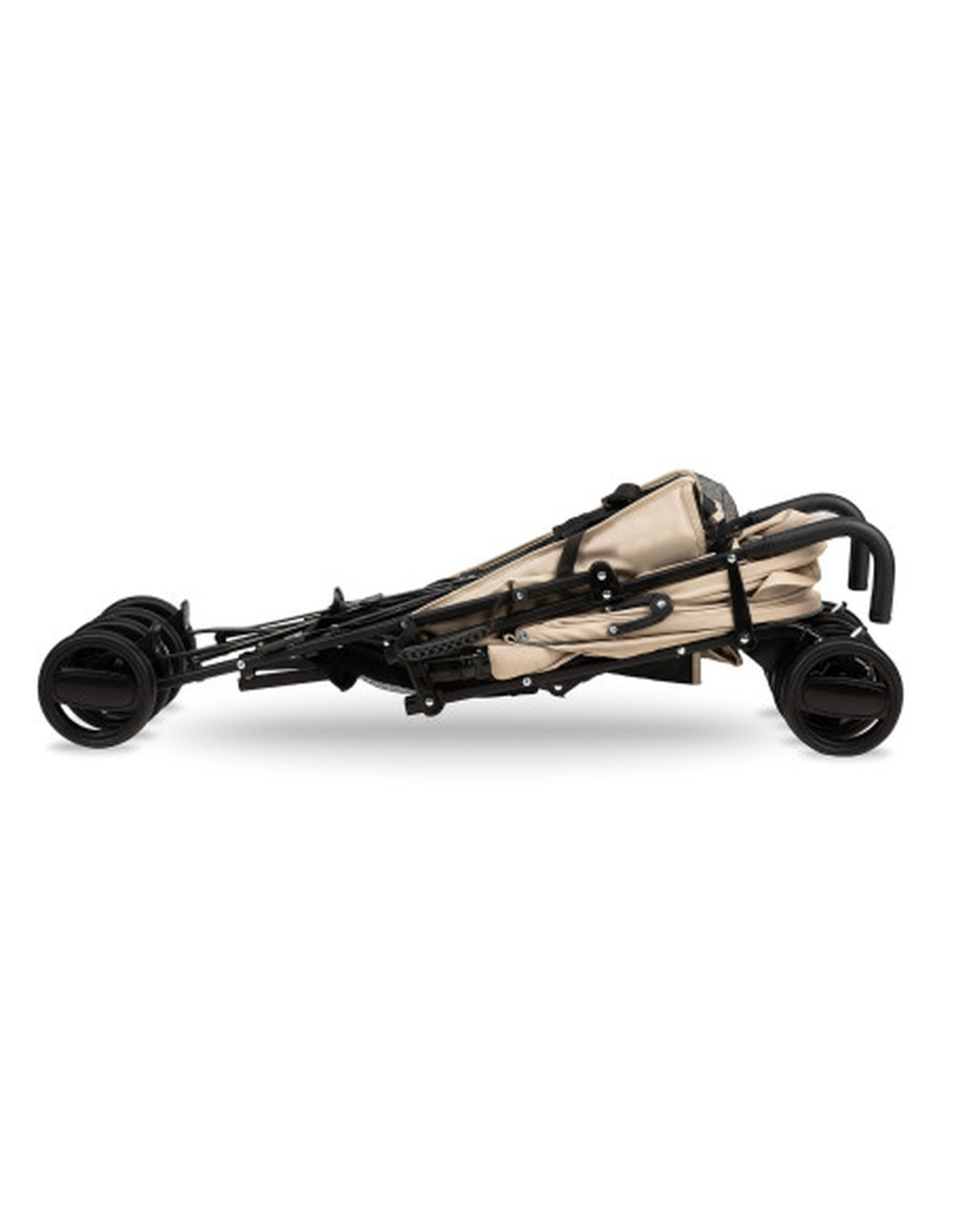 Ein beiger Kinderwagen, flach zusammengeklappt. Schwarzer Rahmen und Räder, Sitz und Verdeck eingeklappt.
