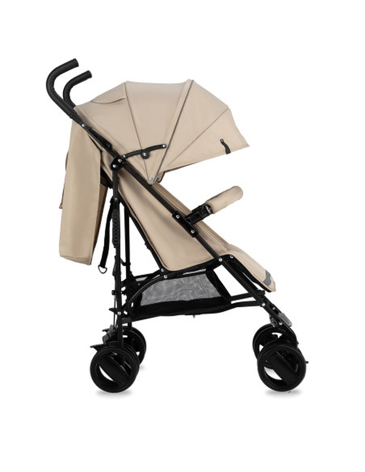 Ein beigefarbener Kinderwagen mit schwarzem Rahmen auf weißem Hintergrund. Er hat ein Sonnensegel.