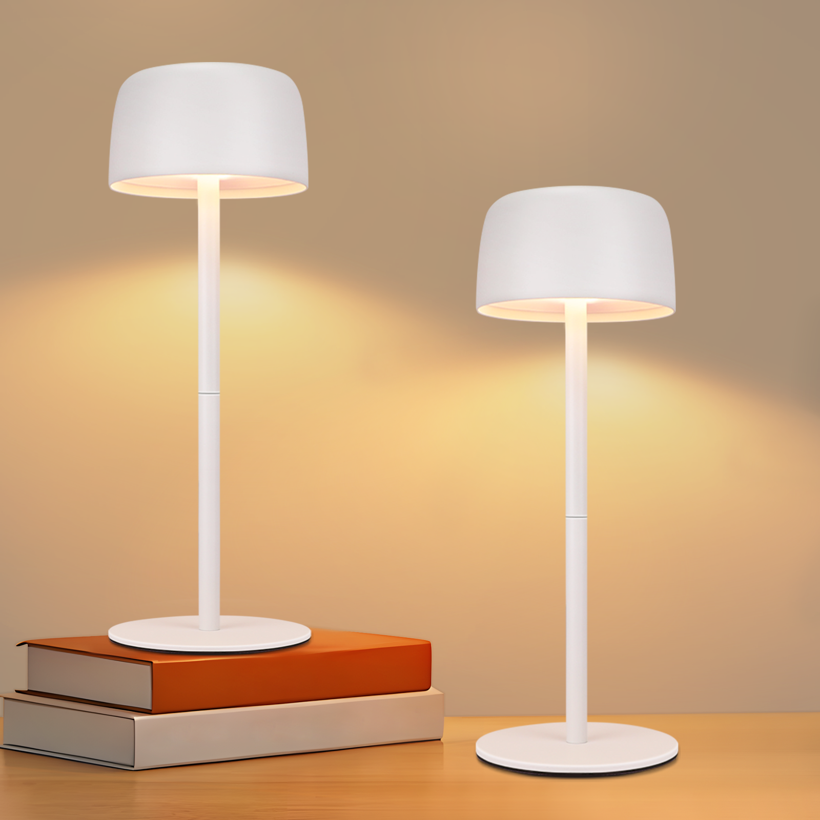 Dwie białe lampy na drewnianej powierzchni. Każda lampa ma biały klosz i cienką białą nóżkę.