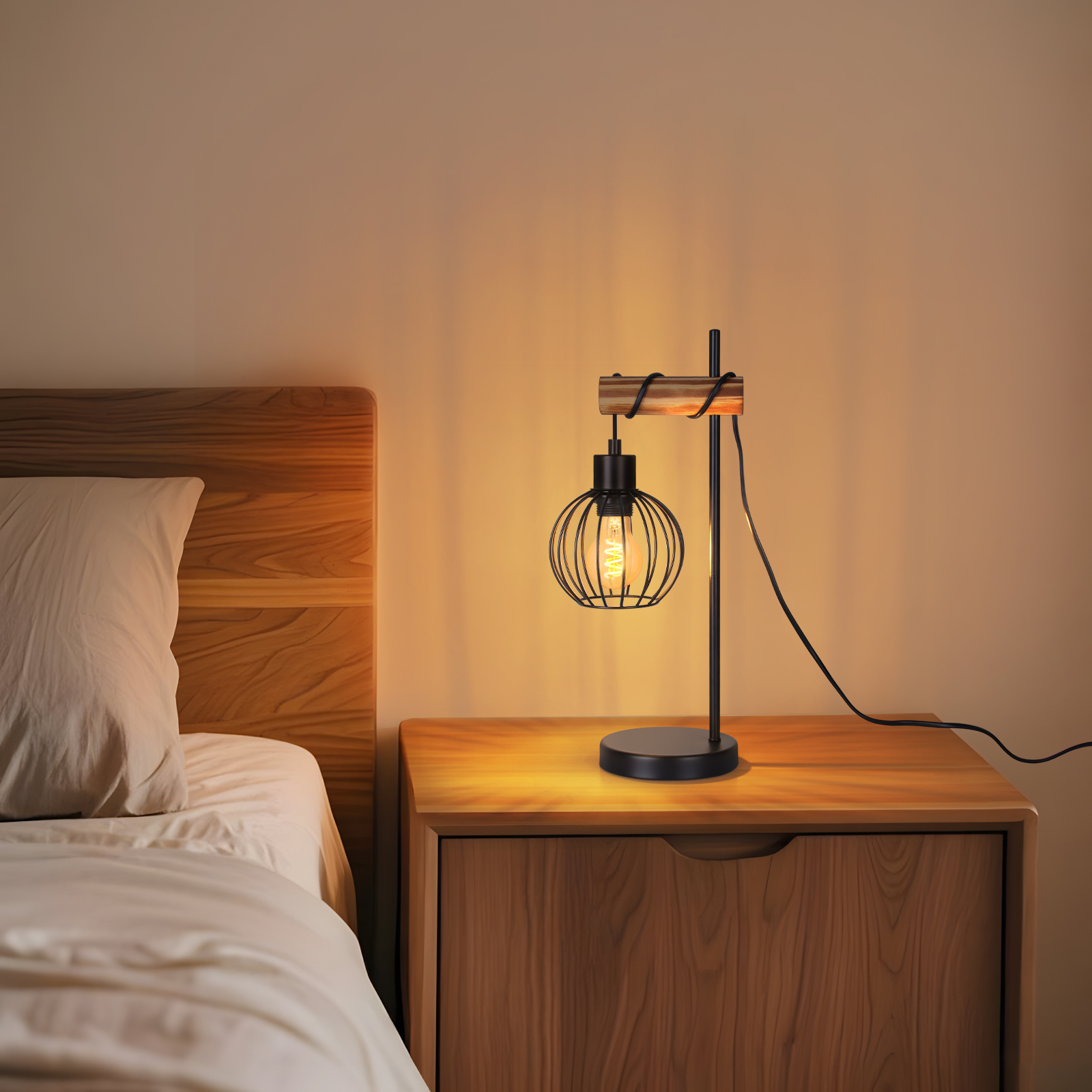 Czarna lampa na szafce nocnej obok łóżka. Lampa ma drewniany blat i czarny klosz.