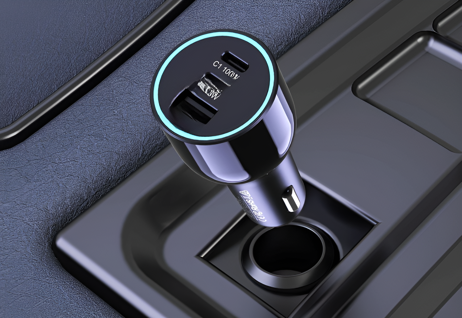 Ein Autoladegerät mit USB-Anschlüssen. Es ist in die Konsole eines Autos eingesetzt, mit blauem Licht.