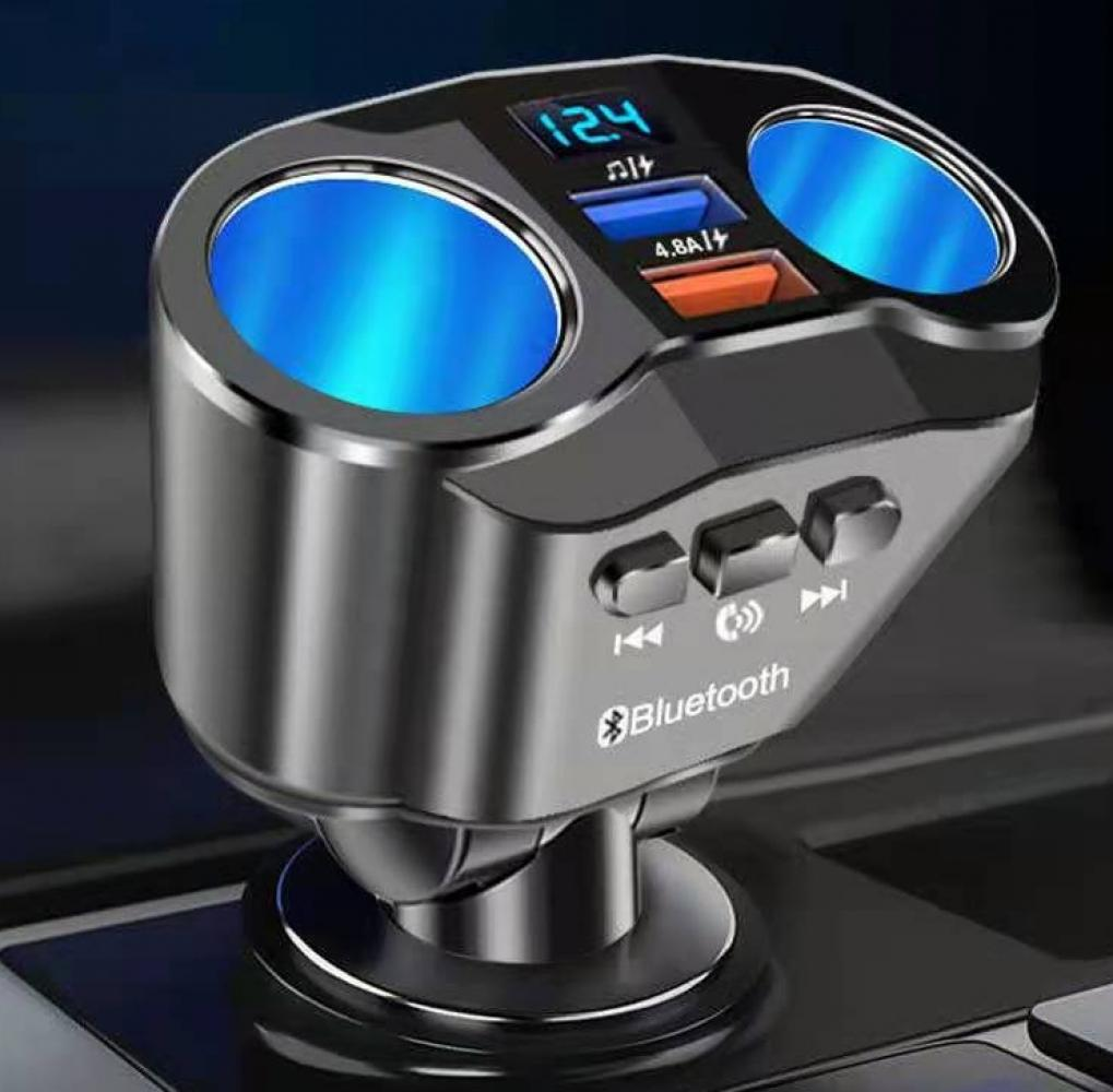 Schwarzes Autoladegerät mit Getränkehaltern, digitaler Anzeige und Bluetooth-Logo. Blaue Lichter sind an.