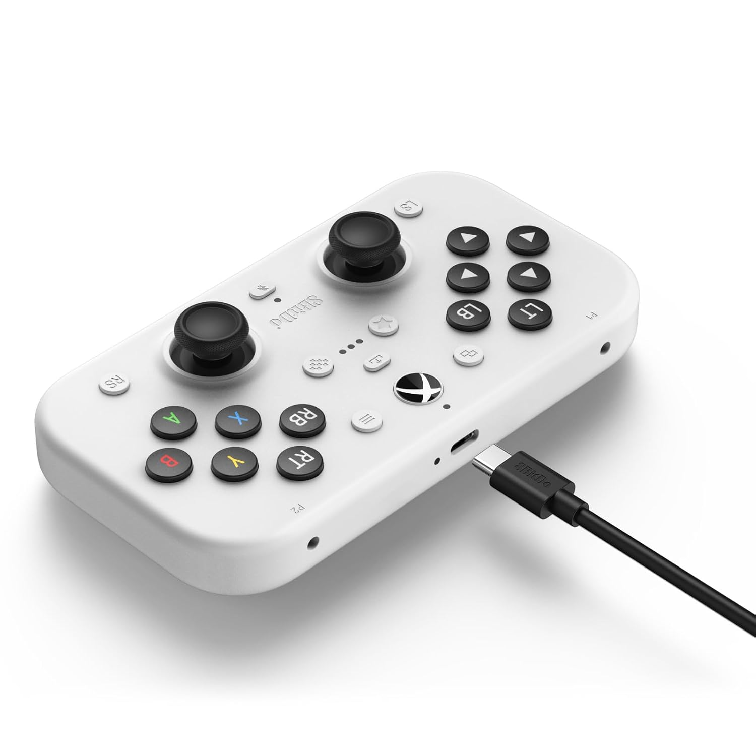 Mando de juego blanco con botones y joysticks negros. Conectado un cable USB-C.