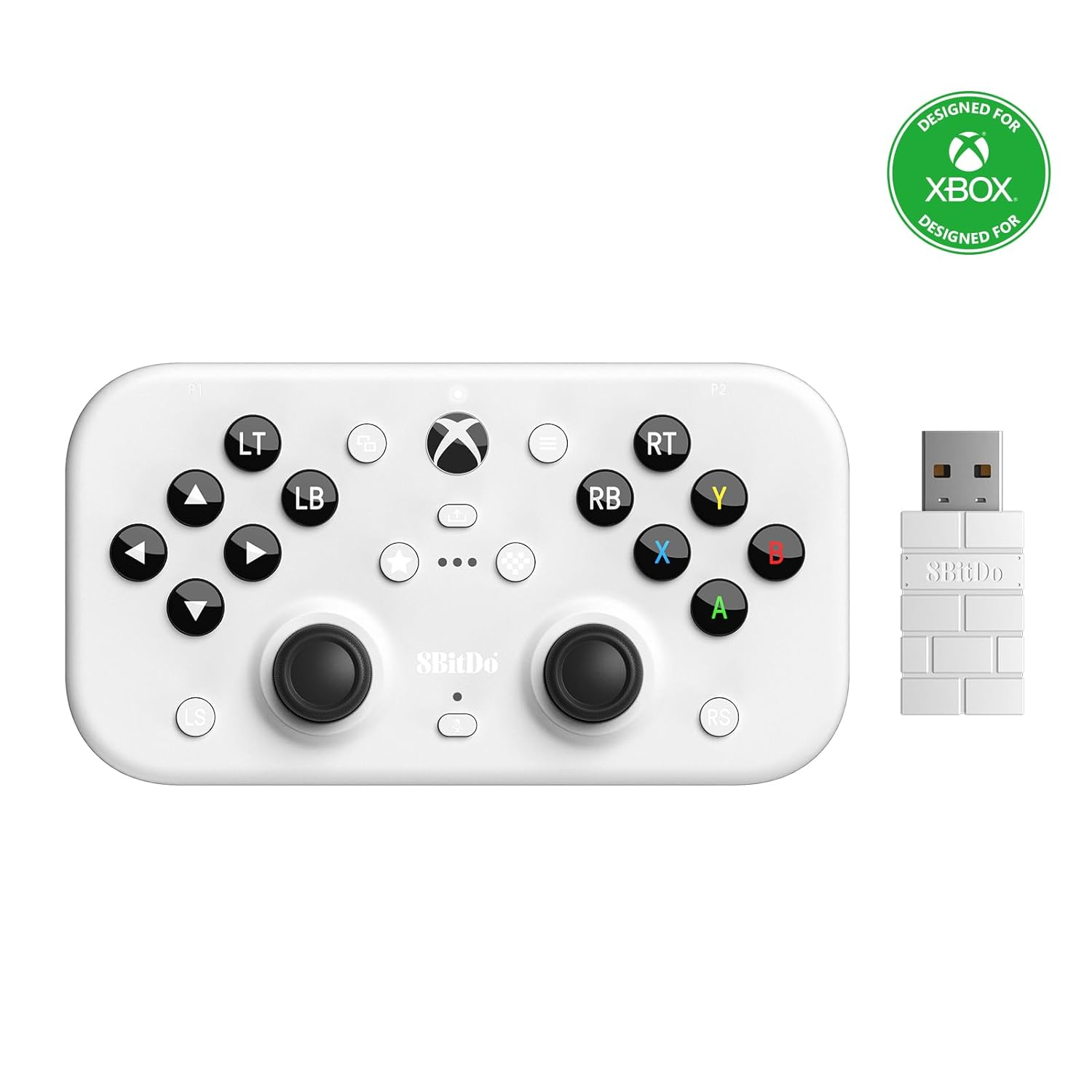 Mando de juego blanco con botones y dos joysticks. Se ve un logo de Xbox. Se muestra un adaptador USB.