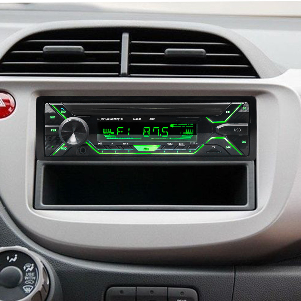 Autoradio mit grüner Anzeige und Knöpfen. Es ist im Armaturenbrett eines Autos montiert. Grüne Lichter sind an.