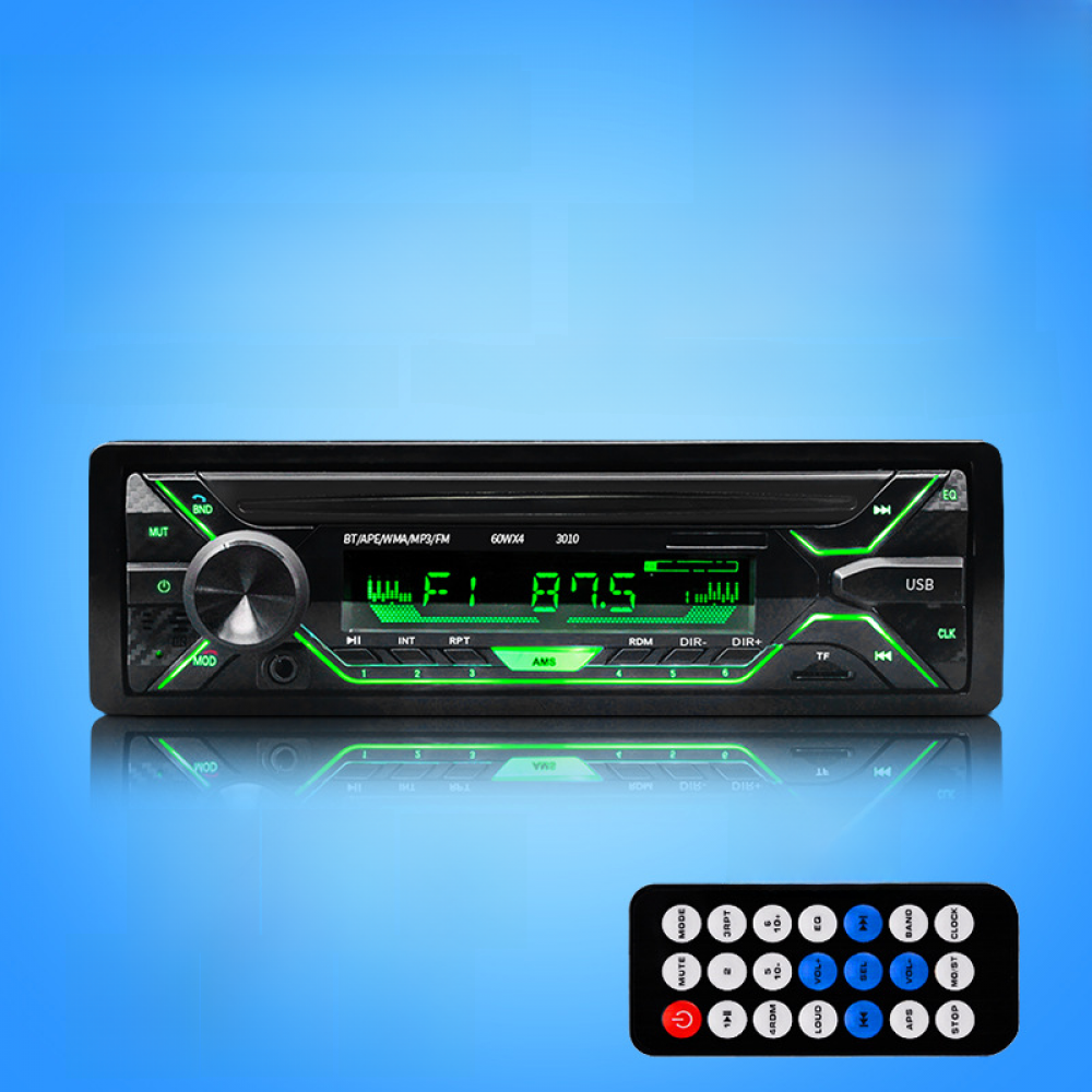 Autoradio mit grün beleuchtetem Display und Fernbedienung vor blauem Hintergrund.