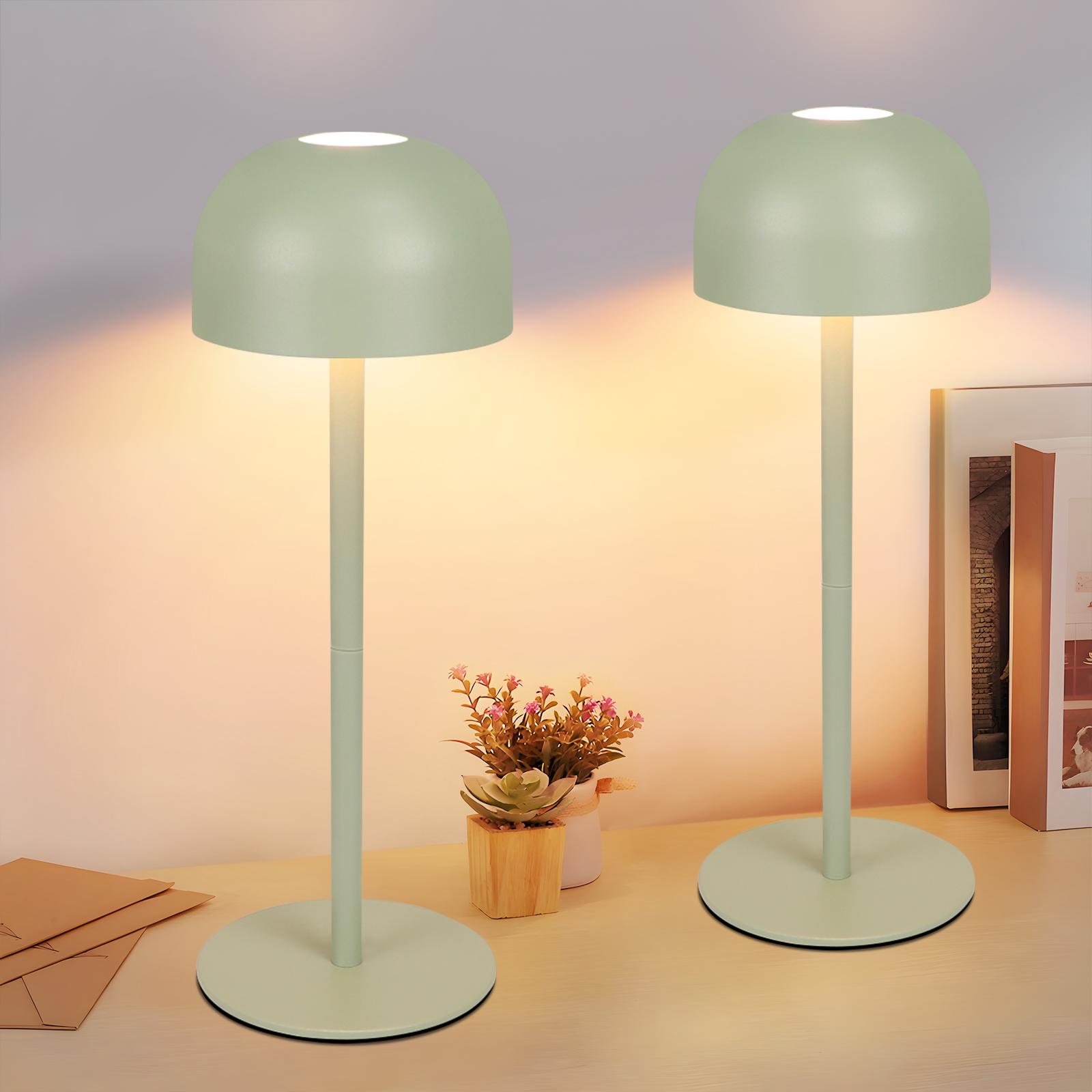 Dwie zielone lampy na biurku. Widoczna jest również roślina i dekoracje. Lampy są włączone.