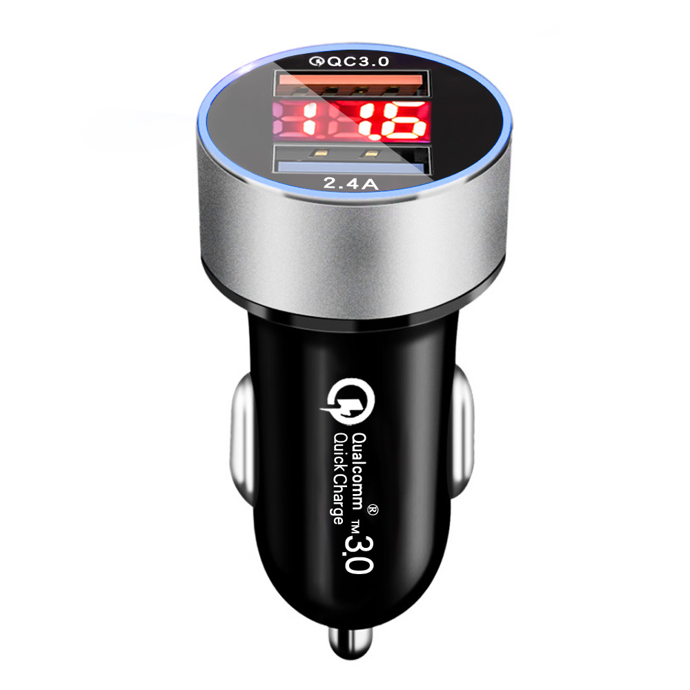 Schwarzes Autoladegerät mit zwei USB-Anschlüssen, Digitalanzeige und QC 3.0-Logo.