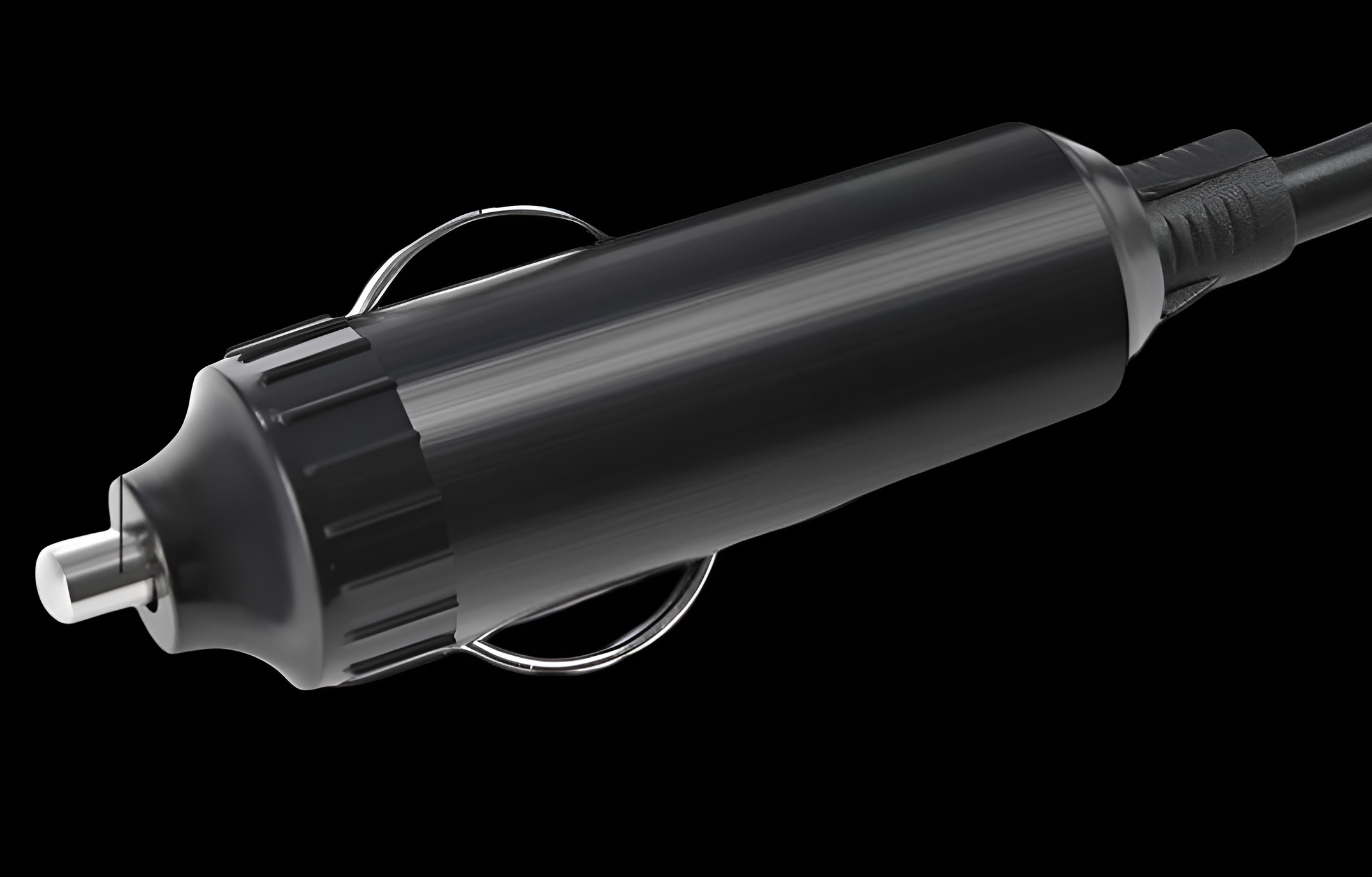 Schwarzer Zigarettenanzünder-Adapter mit schwarzem Kabel. Das Ende des Adapters ist sichtbar.