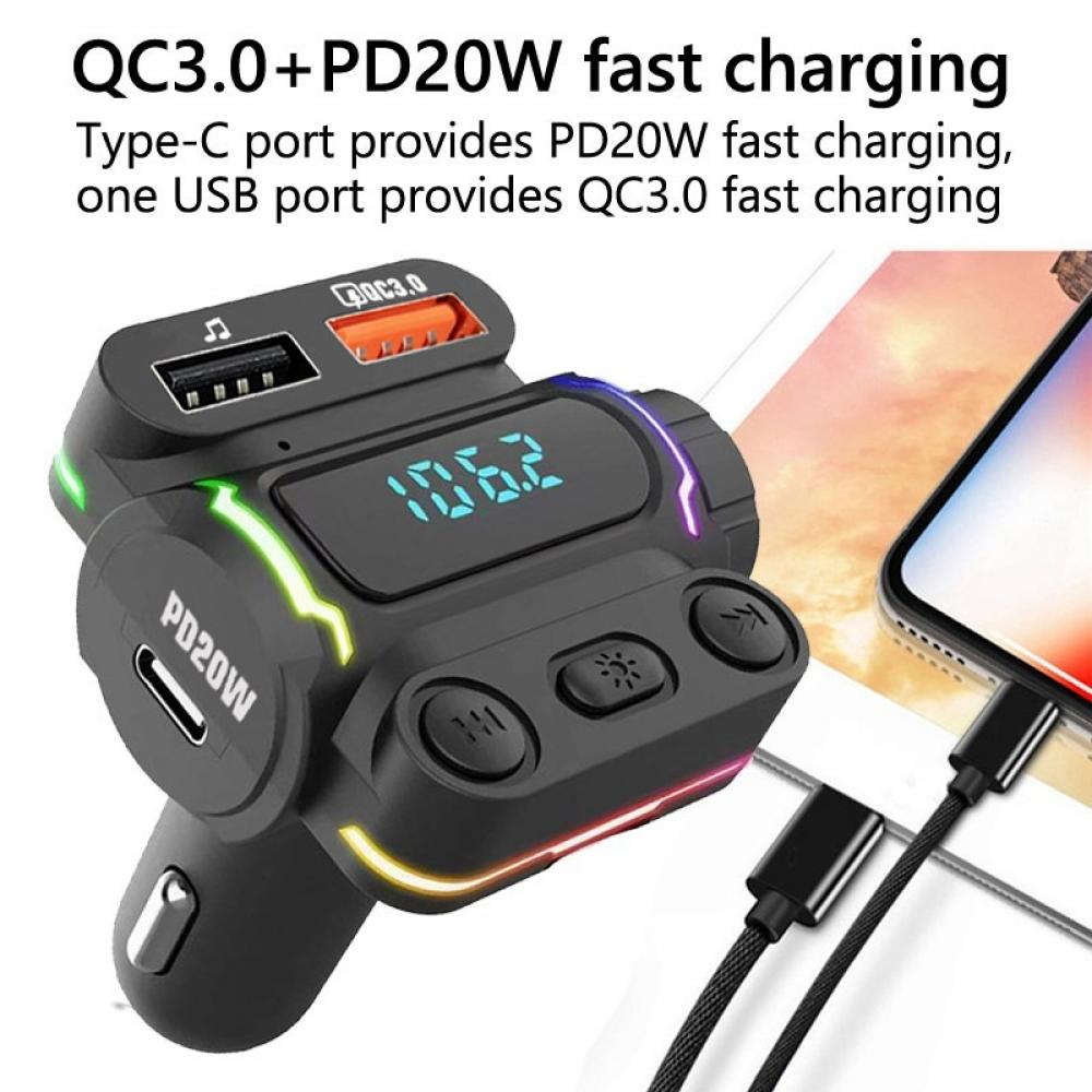 Schwarzes Autoladegerät mit mehreren USB-Anschlüssen und Digitalanzeige. Lädt ein Smartphone.