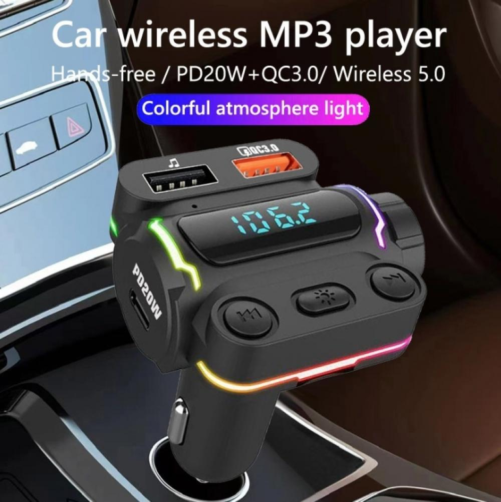 Ein schwarzer kabelloser MP3-Player für Autos mit bunten Lichtern und Digitalanzeige.