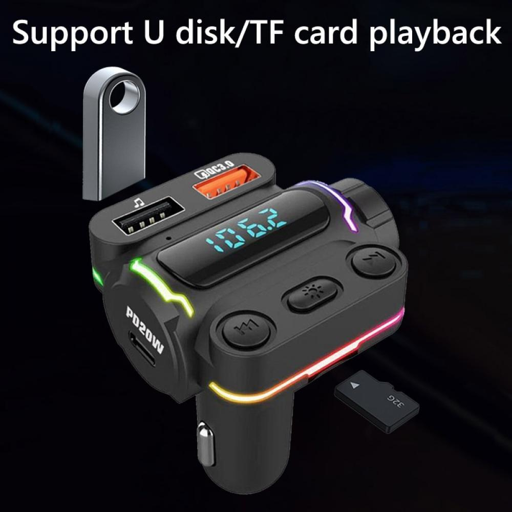 Ein schwarzer MP3-Player für Autos mit USB-Anschluss und SD-Kartensteckplatz, mit einem kleinen USB-Laufwerk.
