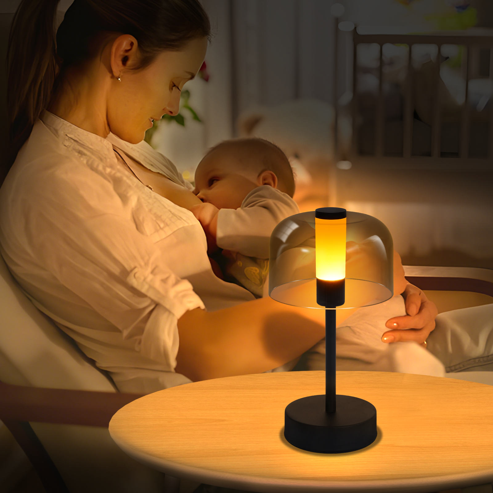 Kobieta karmiąca piersią dziecko obok lampy stołowej z przezroczystą kopułą.