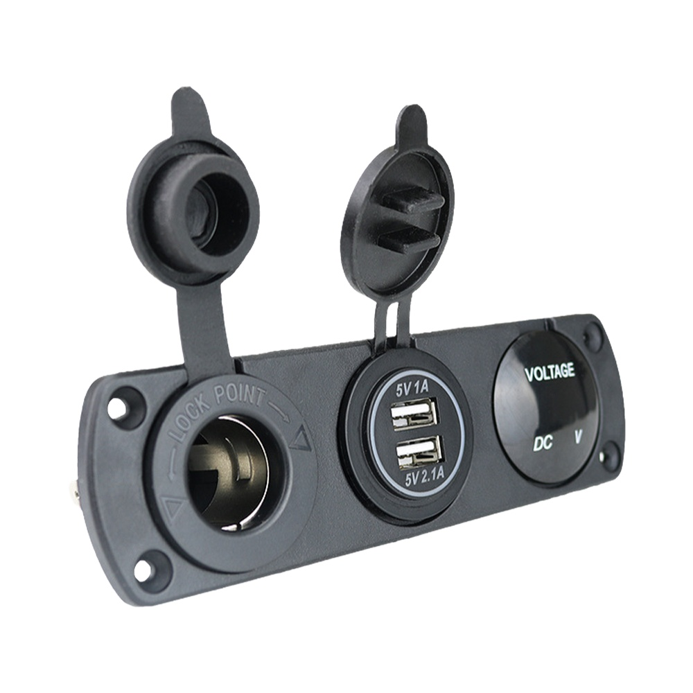 Schwarzes Panel mit USB-Anschlüssen, einer Steckdose und einem Spannungsmesser. Mit Schutzabdeckungen.
