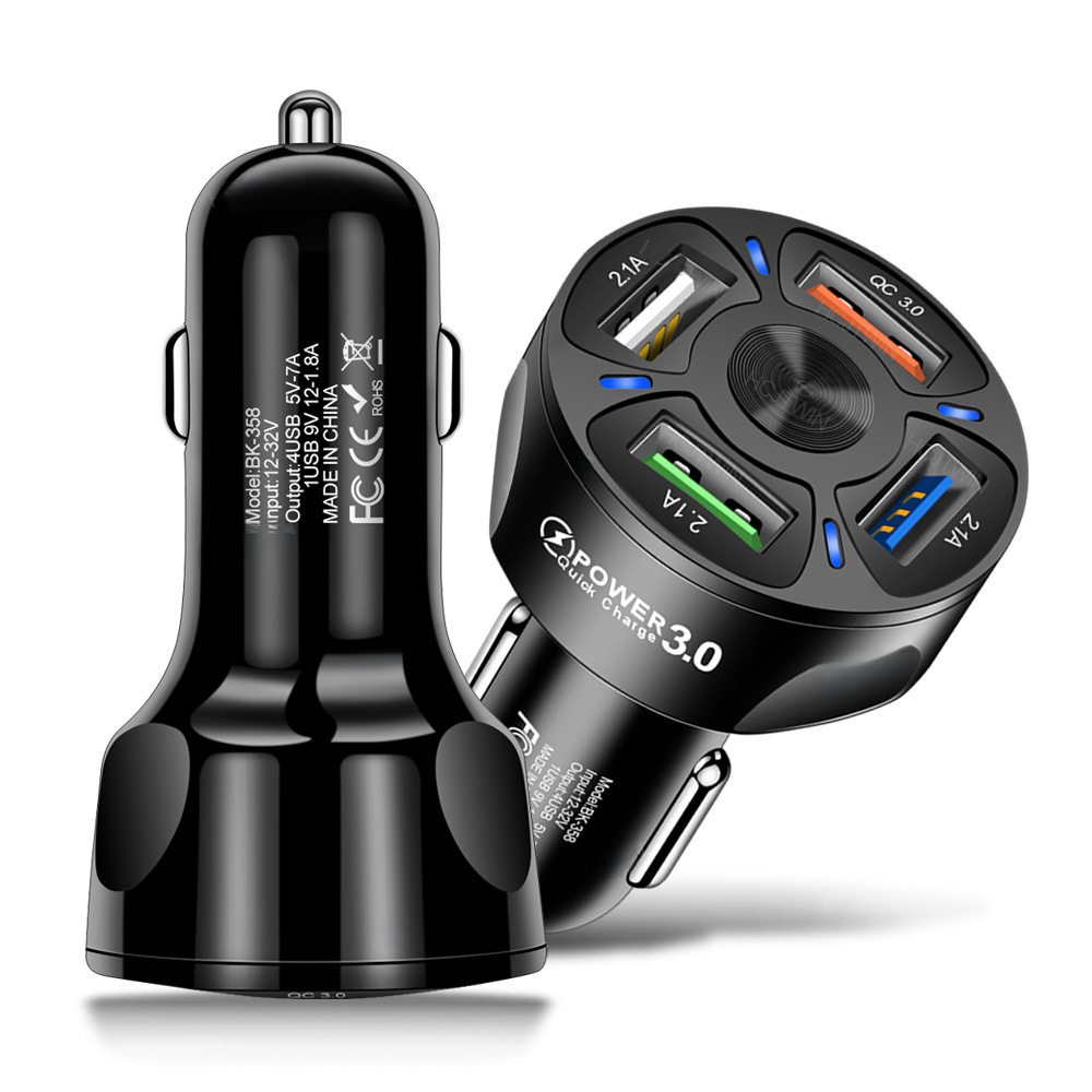 Schwarze Autoladegeräte mit mehreren USB-Anschlüssen; eines ist abgewinkelt, zeigt Produktdetails.